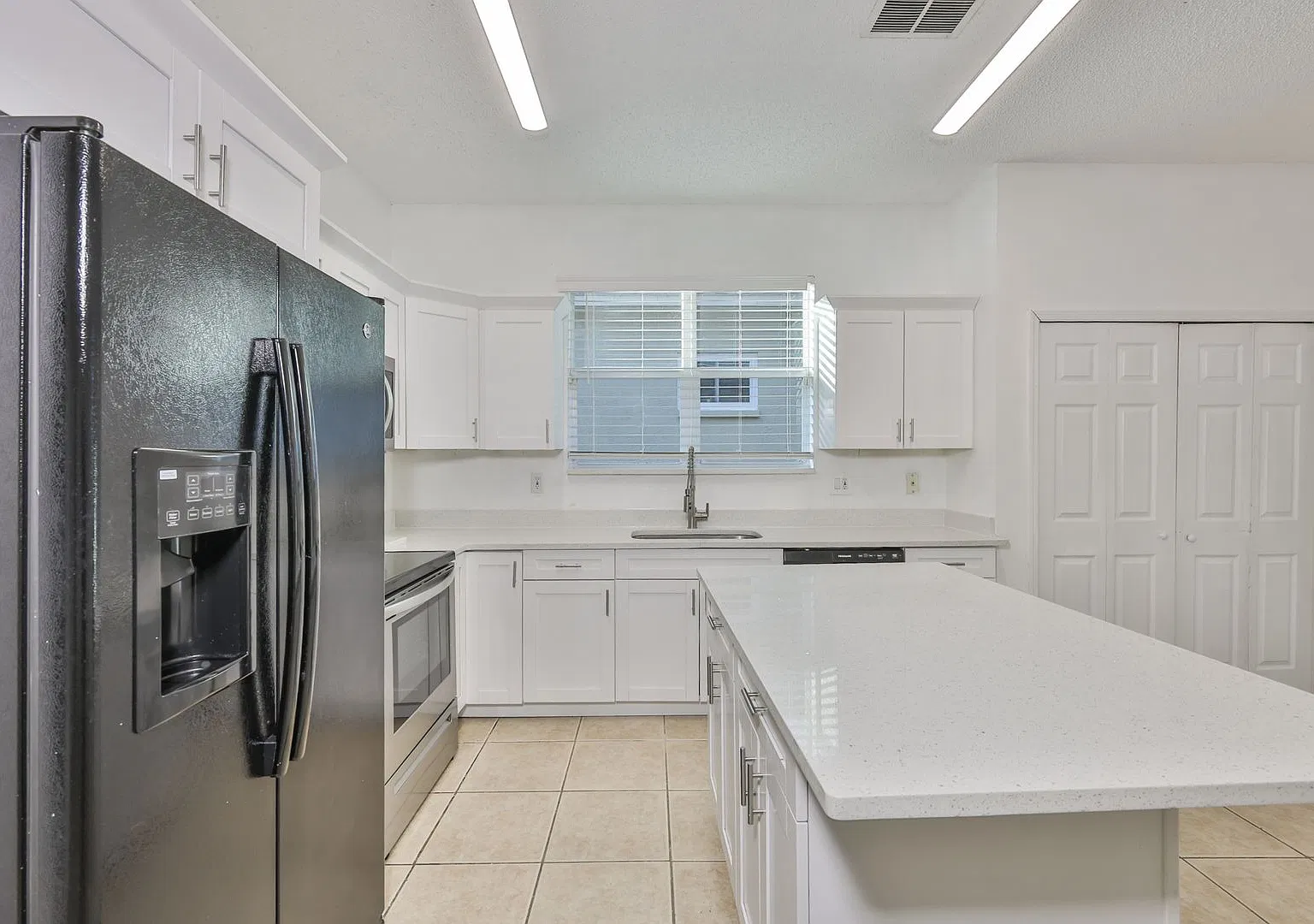 4-Bedroom Brentwood Hills Home with Fenced Backyard — Photo 3