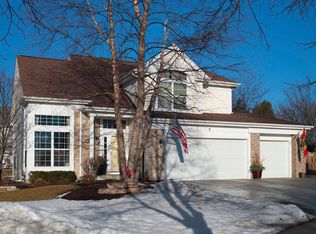 7 Spring Garden Ct, Lake In The Hills, IL 60156