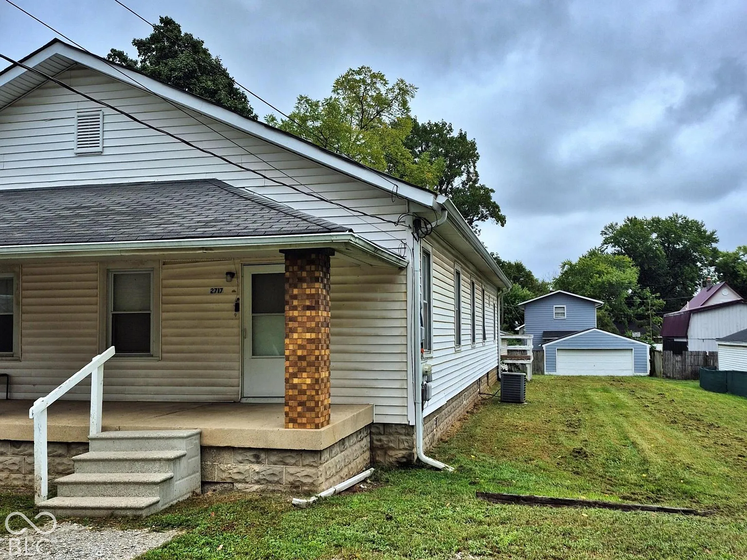 2 bed, 1.0 bath, 2352 sqft, $1,150 — Photo 3