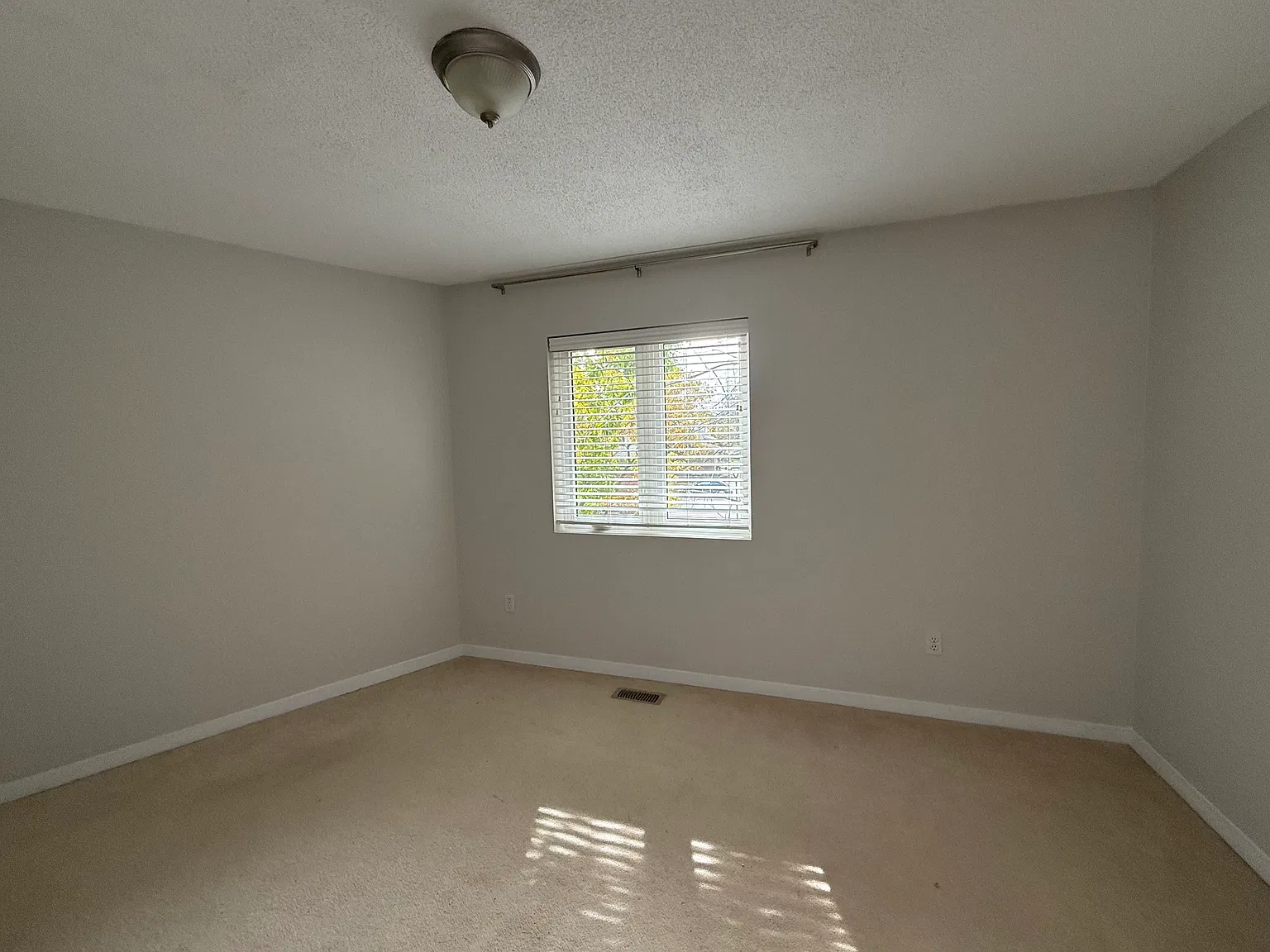 2 bed, 600 sqft, $2,280 — Photo 4