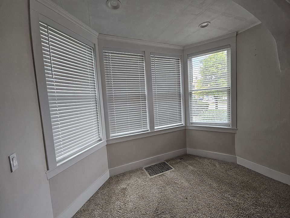 Bay Window Area (6'x11')
Use as sitting nook or office area