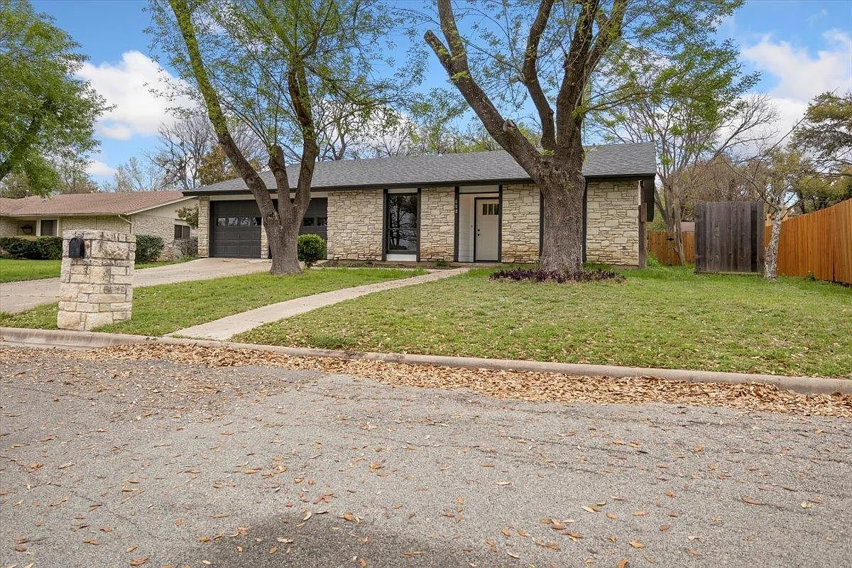 3 bed, 2.0 bath, 1786 sqft, $2,500 — Photo 2