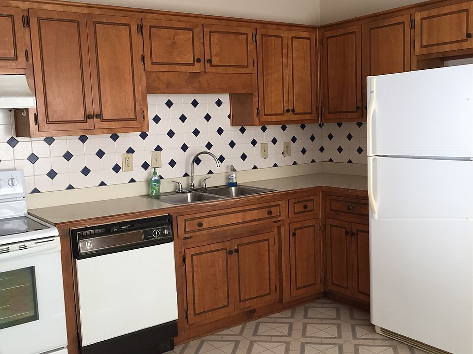 Spacious eat-in kitchen