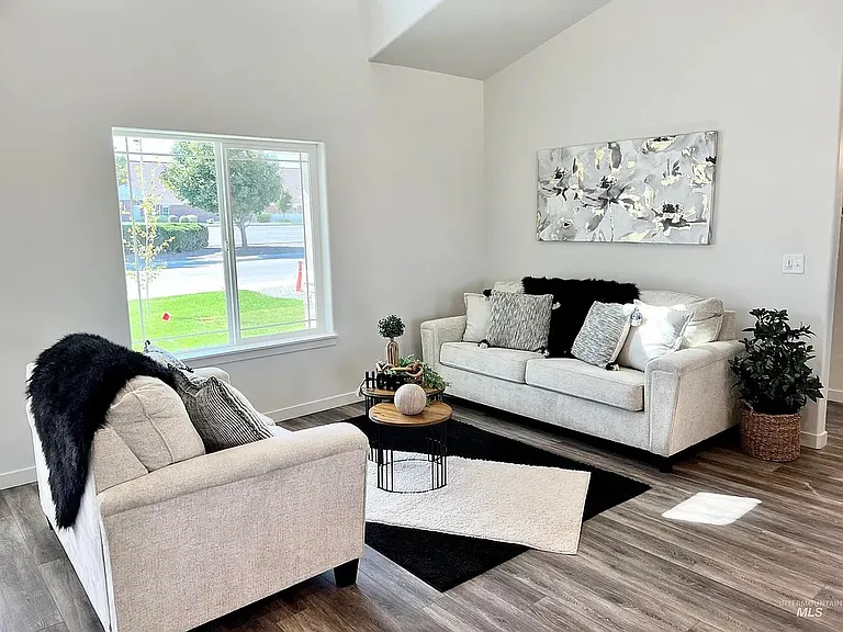 585 Kanner Ln — Photo 3