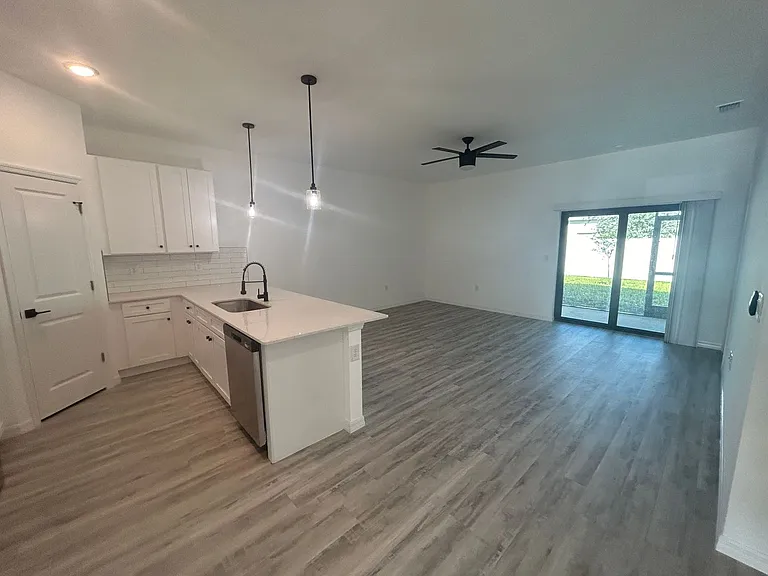 316-318 SE 16 Place — Photo 3