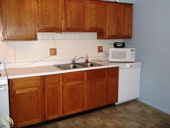 4th image of 22215 Maple St