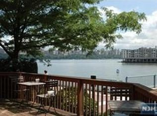 102 Stockton Ct, Edgewater, NJ 07020