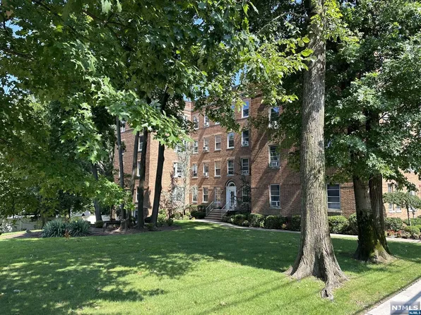 250 Broad Ave APT 3E, Leonia, NJ 07605