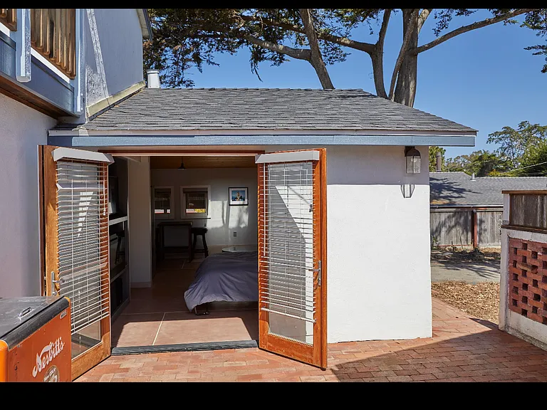 2025 Bush Dr — Photo 7