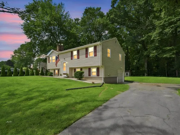 135 Red Fox Dr, Feeding Hills, MA 01030