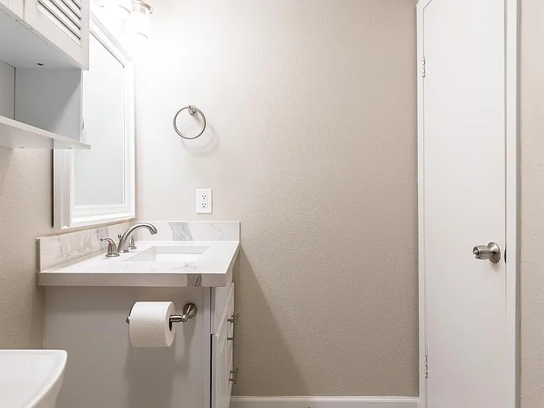 3900 Woodchase Dr #13 — Photo 14