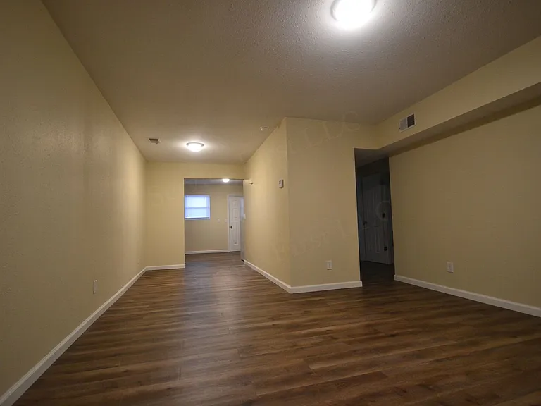 906 S Pike Ave — Photo 3