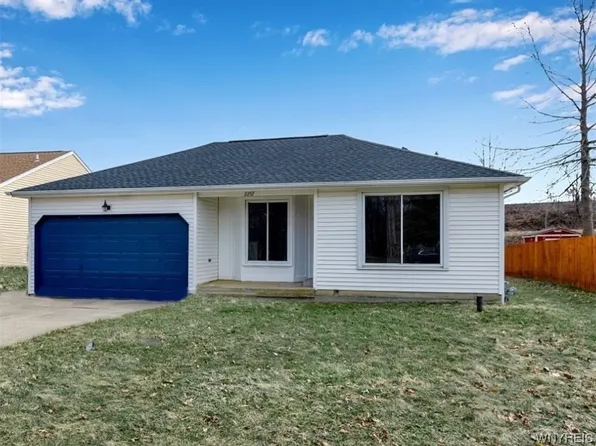 2257 Harbor Run Ln, Lake View, NY 14085