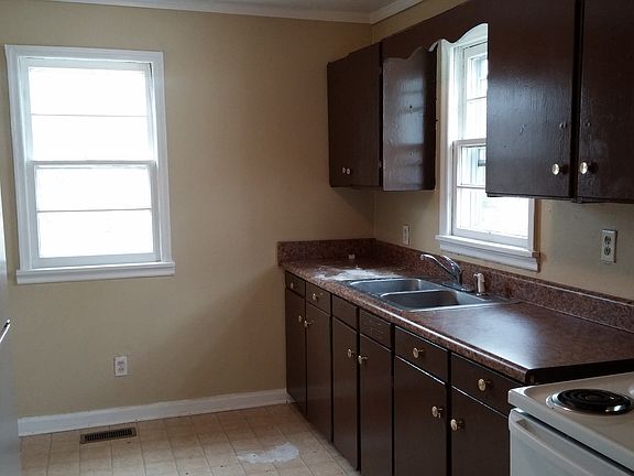 5th image of 926 Kellogg Ave NW
