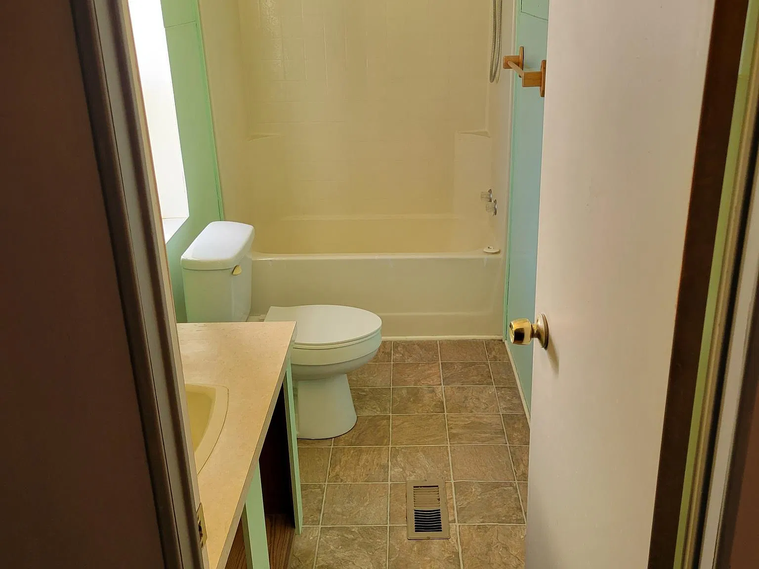 3 bed, 1056 sqft, $1,380 — Photo 2