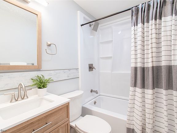 4th image of 2933 Roy St