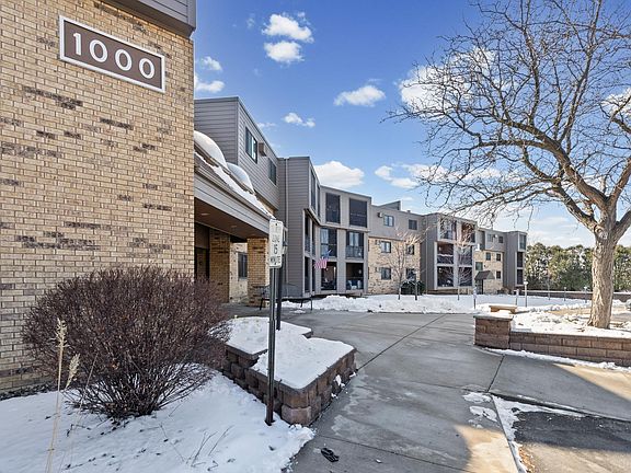 3rd image of 1000 41st Ave NE APT 306