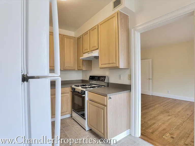2300 Bay St — Photo 7