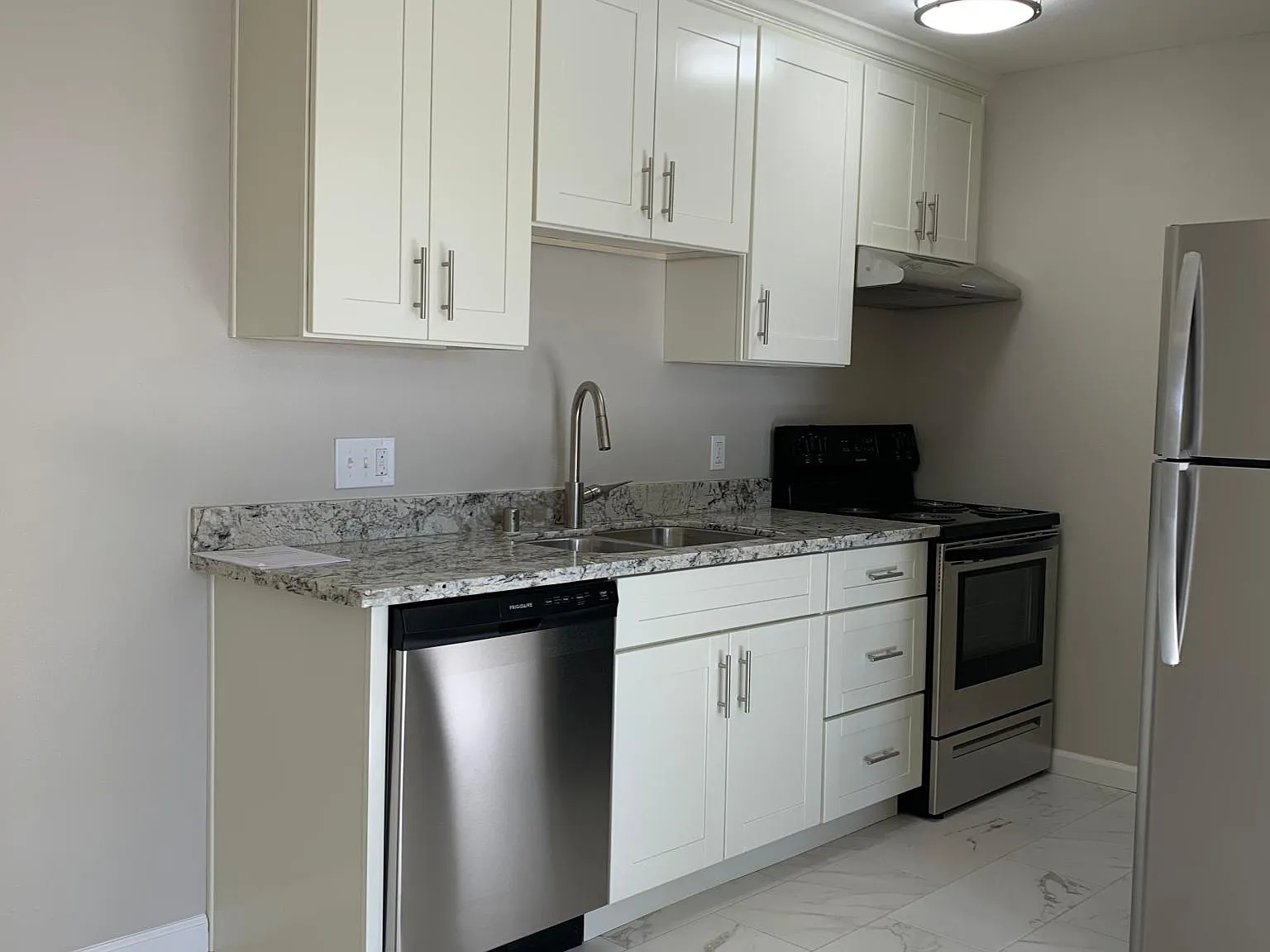 All New Interior - Beautifully Remodeled One Bedroom Apartment In A Convenient Location — Photo 1
