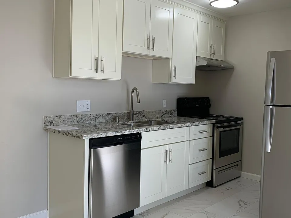 1140 Roewill Dr #8