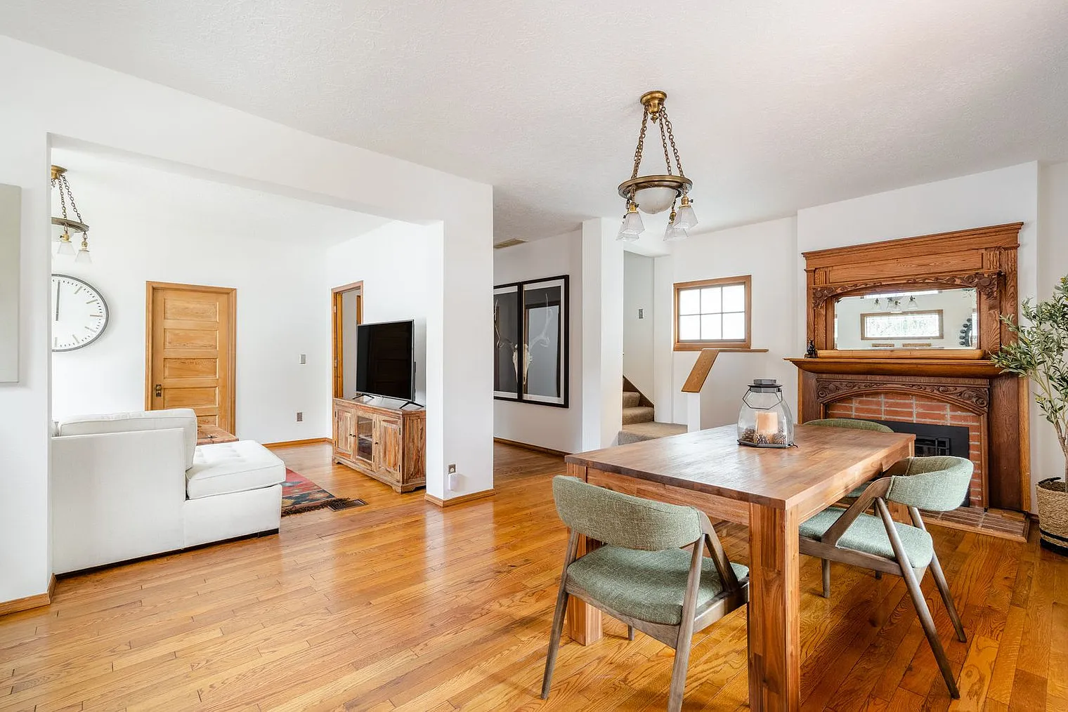 4 bed, 2.0 bath, 2497 sqft, $12,100 — Photo 3