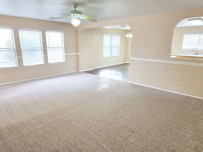 435 W Fabens Ln — Photo 5