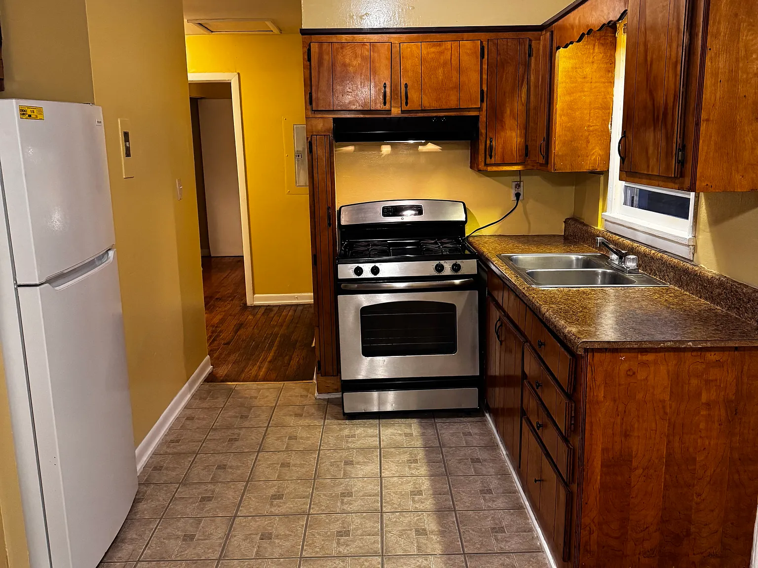 3 bed, 875 sqft, $1,300 — Photo 2