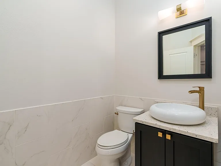225 Knox St — Photo 16
