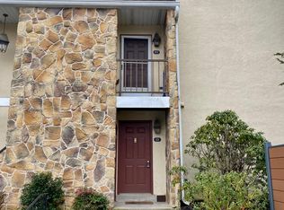 111 Valley Stream Cir, Chesterbrook, PA 19087