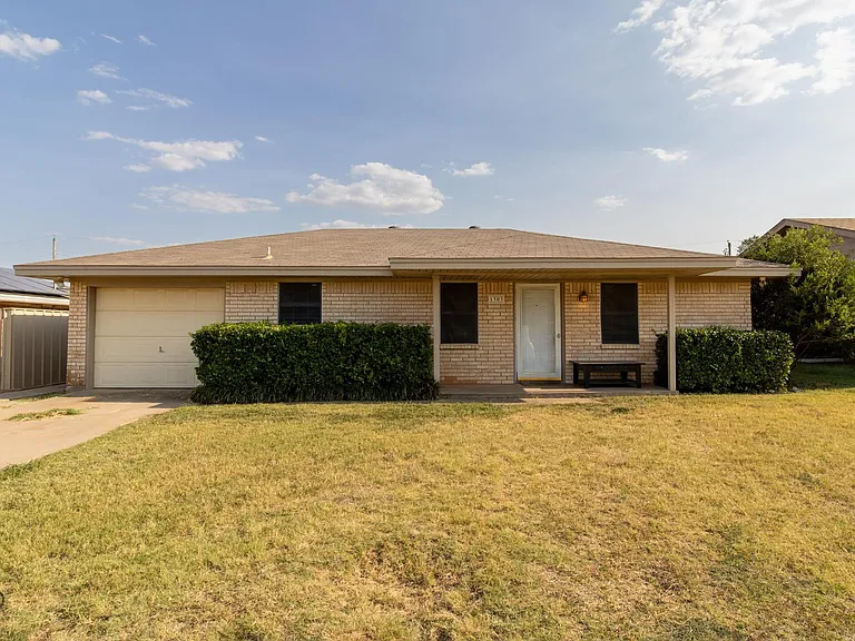 1303 Mockingbird St — Photo 1