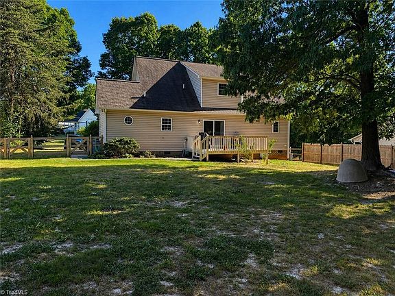 3rd image of 695 Old Castle Dr