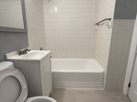 5th image of 651 Ivy Ave E Unit 1