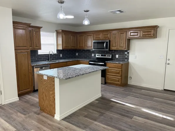 911 S Colorado St, Iowa Park, TX 76367