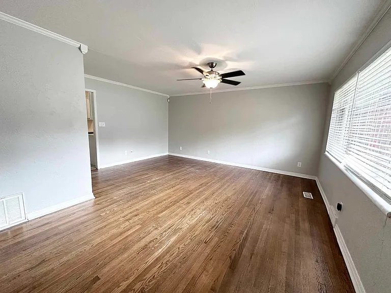 4307 N Indiana Ave — Photo 3