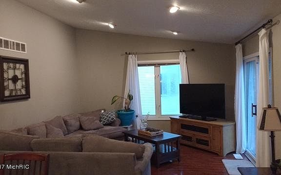 2nd image of 160 W 32nd St