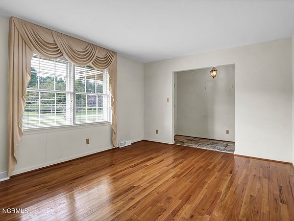 5th image of 213 Stonewall Jackson Drive