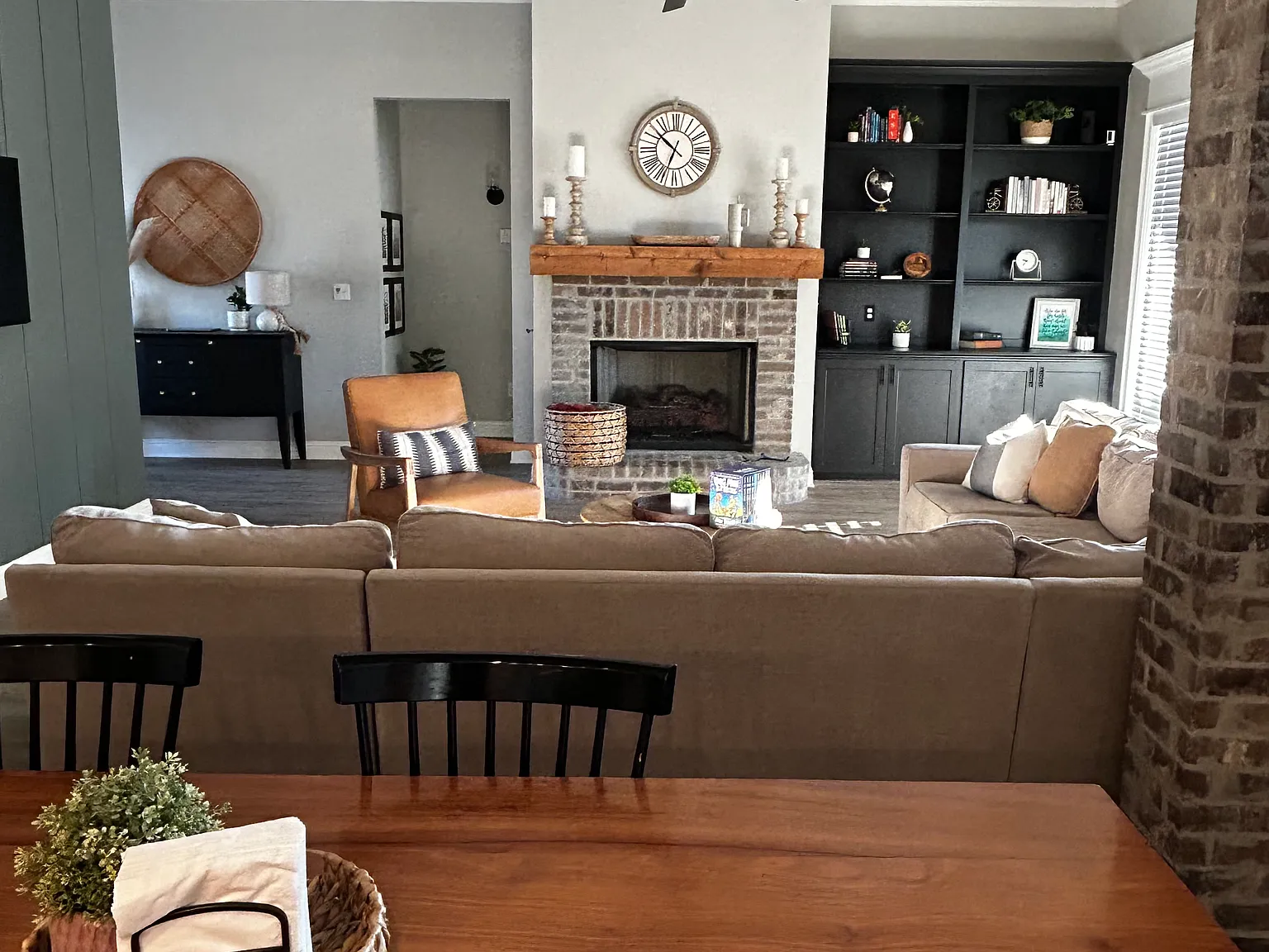 4 bed, 2400 sqft, $2,850 — Photo 3