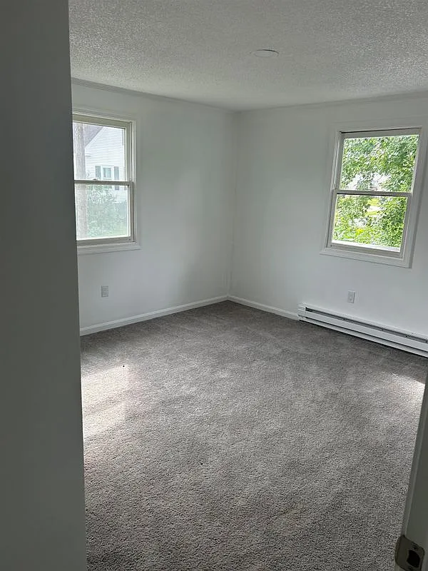 3 bed, 1.0 bath, 2100 sqft, $2,900 — Photo 3