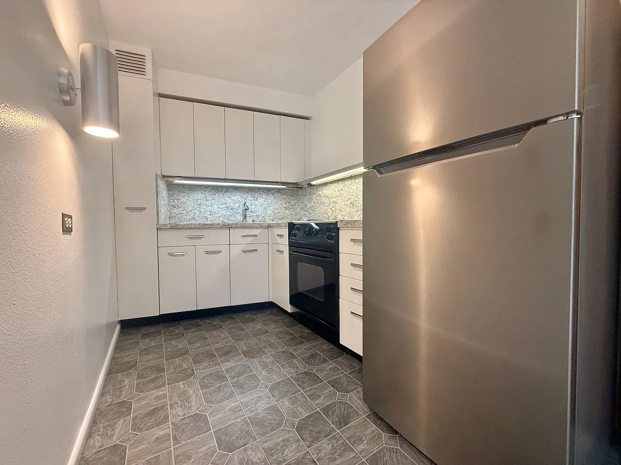 Studio, 500 sqft, $1,875 — Photo 4