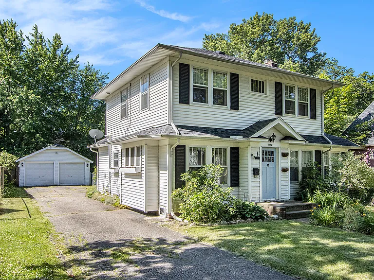 1110 Cambridge Dr — Photo 2