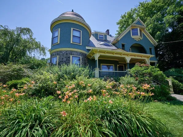 39 Hillside Ave, Newton, MA 02465