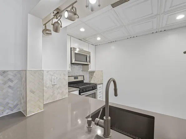 227 Christopher Columbus Drive image 17 of 20