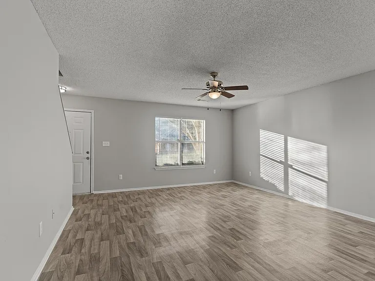 Wilshire Park Apartments — Photo 28