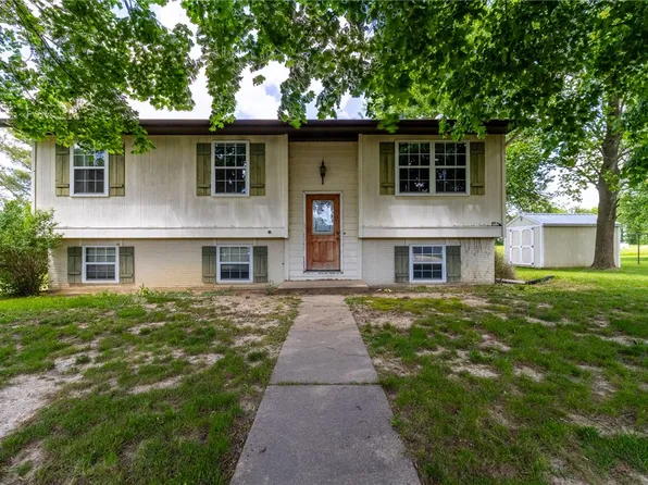 2656 E Empire Dr, Altamont, IL 62411