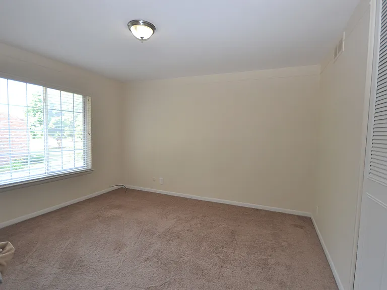 559 Fox Hills Dr N — Photo 5