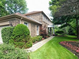 101 Fallstone Dr, Lake Forest, IL 60045