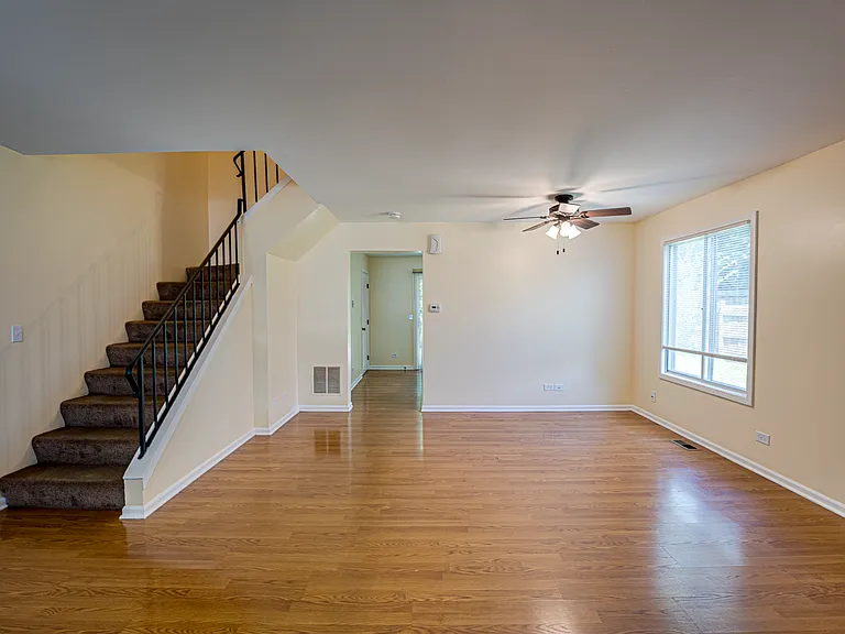 1130 Brockton Ct — Photo 3
