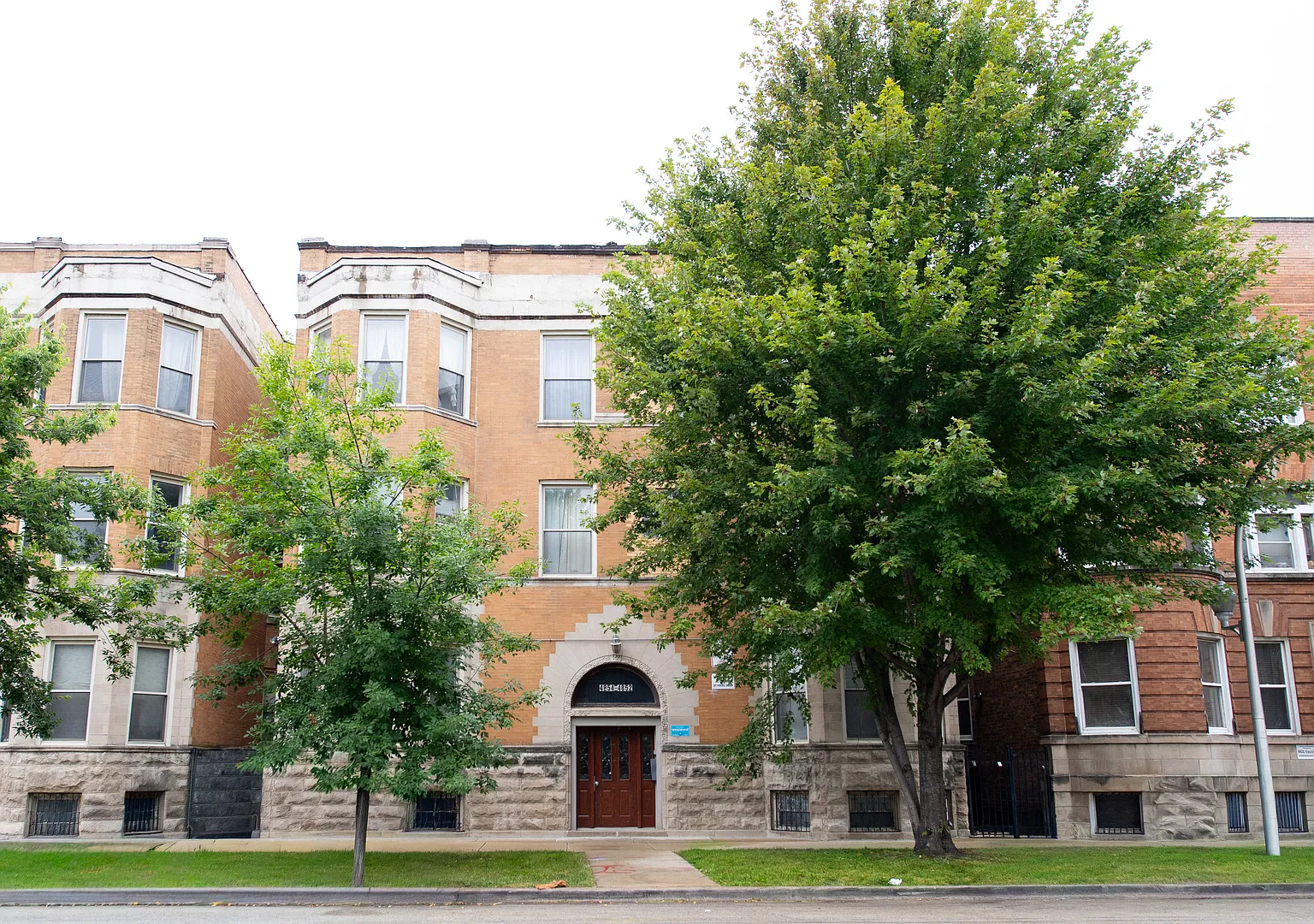 4852 S Prairie Ave — Photo 1