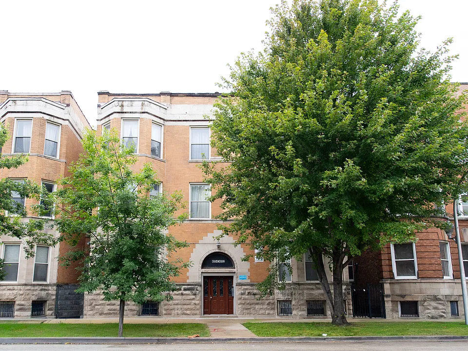 4852 S Prairie Ave #1B