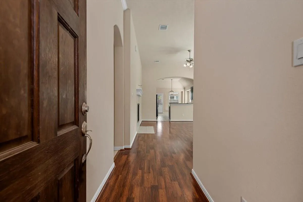 4 bed, 2.0 bath, 1674 sqft, $1,995 — Photo 2